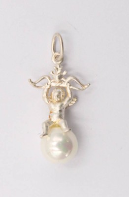 Auktion 370<br>kl. figürl. 925er Silberanhänger, Putto, Muschelkernperle, 1,9gr., L-2,5cm [1]