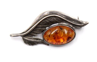 Auktion 370<br>Brosche, 875er Silber mit Bernstein, 3,3gr., L-3,5cm [1]