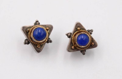 Auktion 370<br>Paar Ohrstecker, Silber mit Lapis, zus. ca. 3,5gr., ca. D-1,3cm [1]