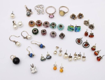 Auktion 370<br>Schmuckkonvolut, meist Silber, Ohrschmuck, Charms, Anhänger u. Ringe [1]