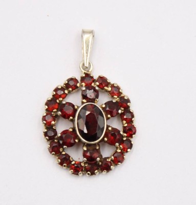 Auktion 370<br>schöner Granat-Anhänger, 925er Silberfassung, zus. 2gr., L-2,5cm [1]