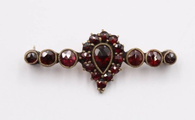 Auktion 370<br>schöne Granat-Brosche um 1900, L-4cm [1]
