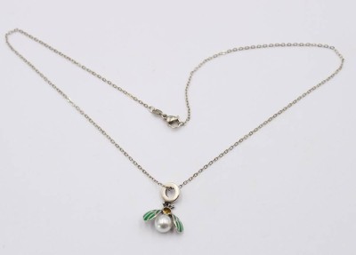 Auktion 370<br>925er Silber-Halskette, emaillierter Perlanhänger, zus. 4gr., ca. L-44cm Anh. L-2,5cm [1]
