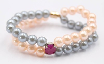 Auktion 370<br>2reihiges Muschelkern-Perlenarmband mit Rubin, Magentschließe, ca. L-18,5cm [1]
