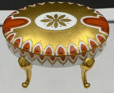 Auktion 370<br>Deckeldose auf vier Beinen Hutschenreuther Jubiläumsmarke 1914, H-6 cm, L-11 cm [1]