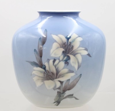 Auktion 370<br>hohe Vase mit floralem Dekor, Dänemark, ca. H-21,5cm B-21cm [1]