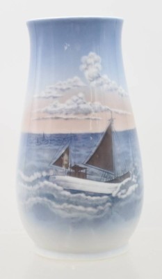 Auktion 370<br>Vase mit Segelbootmotiv, Bing & Grøndahl, ca. H-17cm, innen verschmutzt [1]