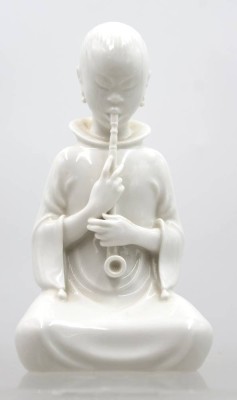 Auktion 370<br>Opiumraucherin, Arno Malinowski für Royal Copenhagen, 20. Jhd., Sitzende Asiatin mit einer Opiumpfeiffe, weiß, Modellnr. 2342, H-13,5 cm [1]