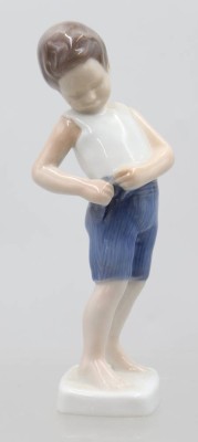 Auktion 370<br>kleiner Knirps, Bing & Gröndahl, Entw. Michaela Ahlmann, Modellnr. 1759, polychrom bemalt in Unterglasurfarben, H-15,5cm [1]