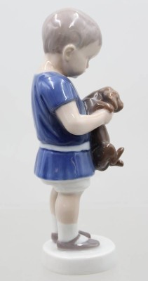 Auktion 370<br>Ole, der einen Hund hält, Bing & Gröndahl, Modellnr. 1747, Entw. Ingeborg Plockross-Irminger, H-17cm [1]