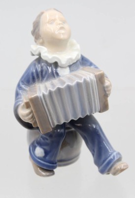 Auktion 370<br>Kind mit Akkordon, Royal Copenhagen, Dänemark, Entw. Ada Bonfils, ca. H-10,8cm [1]
