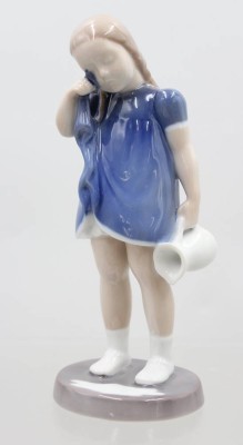 Auktion 370<br>Die verschüttete Milch, Bing & Gröndahl, Copenhagen, Entw. Claire Weiss, Modellnr. 2246, polychrom bemalt in Unterglasurfarben, H- 17,3 cm [1]