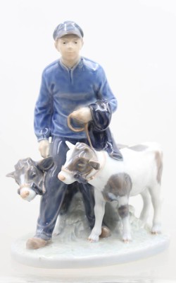 Auktion 370<br>Mann mit 2 Kälbern, Royal Copenhagen, Modellnr. 1858, H- 22,5cm [1]