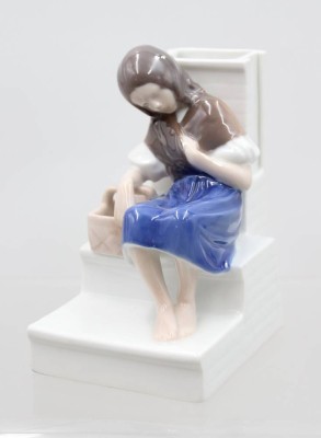 Auktion 370<br>Das kleine Mädchen mit den Schwefelhölzern, Bing & Gröndahl, nach dem Märchen von Hans Christian Andersen, Modellnr. 1655, polychrom staffiert in Unterglasurfarben, H-13,5 cm [1]