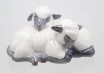 Auktion 370<br>2 Lämmer, Royal Copenhagen, Modellnr. 2769, Unterglasurfarben, ein Schleifstrich, H-50,5cm L-10,5cm [1]