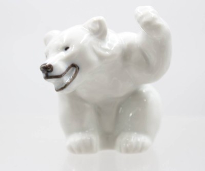 Auktion 370<br>kl. Eisbär, Royal Copenhagen, Modellnr. 233, Entw. Knud Kyhn, ca. H-7,8cm [1]