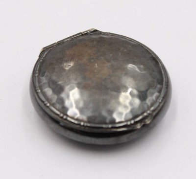 Auktion 370<br>versilberte Pillendose, Hammerschlagdekor, ca. D-4cm [1]