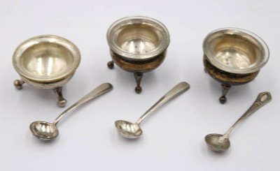 Auktion 370<br>3x div. versilberte Salieren mit Löffel und Einsätzen, ca. H-3,5cm D-4cm [1]