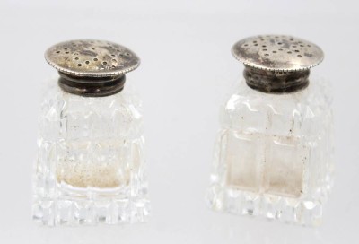 Auktion 370<br>Streuerpaar, älter, 925er Silberdeckel, Kristall, ca. H-4,5cm [1]