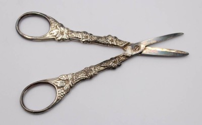 Auktion 370<br>versilberte Traubenschere, Reliefdekor, ca. L-15,5cm [1]