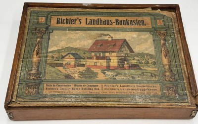 Auktion 370<br>Richter's Landhaus Steinbaukasten, wohl komplett, mit Dach, Beschreibung, H-10 cm, 36x26 cm [1]