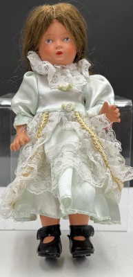 Auktion 370<br>kl. Schildkröt-Puppe in weissen Kleid, H-24 cm, Rückenmarke [1]