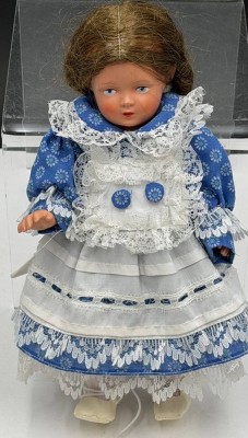 Auktion 370<br>kl. Schildkröt-Puppe, blau-weisses Kleid, H-24 cm [1]