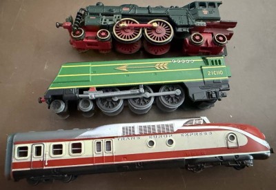 Auktion 370<br>9x kl. Eisenbahnen, 3 Loks, Rest Wagen, anbei 7 Schienen, wohl Spur N, nur Show-Teile? [1]