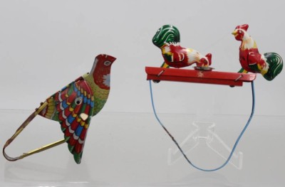 Auktion 370<br>2x Blechspiele, Pick-Hühner und Vogel, bespielter Erhaltungen, Hühner H-16,5cm B-15,5cm [1]