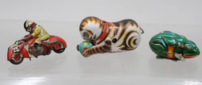 Auktion 370<br>3x div. Aufziehspielzeuge, Blech, älter, Werke laufen, Gebrauchsspuren, Katze H-4,5cm L-10,5cm [1]
