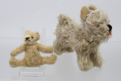 Auktion 370<br>Steiff Hund Tessie und  kl. Bär, Steiff ?, bespielter Erhaltung, ohne Ident., Hund H-12cm [1]