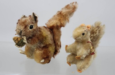 Auktion 370<br>2x div. Eichhörnchen,  Steiff Perri und Hermann, älter, Perri ca. H-13cm [1]