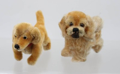 Auktion 370<br>2x div. Steiff-Hunde, älter, je ohne Ident. , ca. H-10,5cm [1]