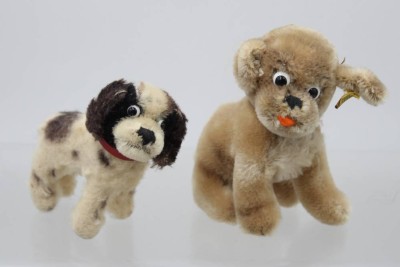 Auktion 370<br>2x div. Steiff-Hunde, älter, 1x Knopf u. Restfahne, ca. H-12,5cm [1]