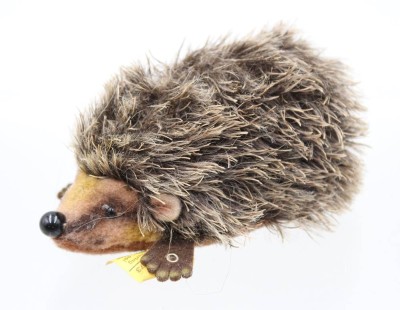 Auktion 370<br>Steiff-Igel, Knopf & Fahne, Nr. 1670/10 [1]