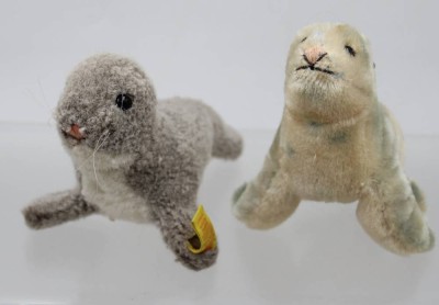 Auktion 370<br>2x div. Robben von Steiff, 1x Knopf & Fahne Nr. 1473/09 [1]