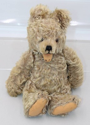 Auktion 370<br>Teddybär, wohl Hermann, älter, Filz beschädigt, bespielt, ca. H-42cm [1]