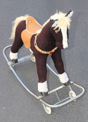 Auktion 370<br>Vintage-Schaukelpferd aus Plüsch, wohl 60/70er Jahre, Metallgestell, ca. H-76cm B-88cm [1]