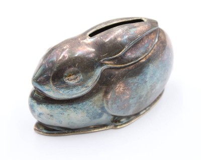 Auktion 370<br>figürliche Spardose, Hase, Messing versilbert, berieben, ohne Schlüssel, ca. H-5,5cm L-10cm [1]