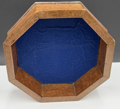 Auktion 370<br>kl. Tischvitrine, H-10 cm, D-32 cm [1]