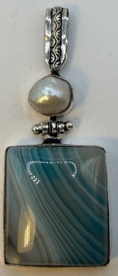 Auktion 370<br>Anhänger aus Sterlingsilber -925-mit Blue Lace Achat und Barockperle, H-6,5 cm, Stein 2,5x3 cm, 16,4 gr. [1]