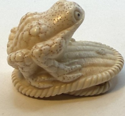 Auktion 370<br>japanische Netsuke, Frosch auf Sandale, Teganuss, signiert , ca. 3x4 cm [1]