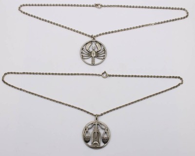 Auktion 370<br>2x Zinn-Anhänger an versilberten Ketten, Jorgen Jensen, Sternzeichen, ca. D-3cm [1]