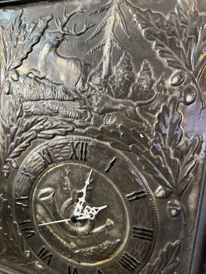 Auktion 370<br>Bilderuhr mit Jagdszenen, Zinn-Look, Holzrahmen, Batteriewerk läuft,  49x39 cm [1]