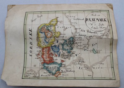 Auktion 370<br>antike color. Karte von Dänemark, datiert 1831, ungerahmt, Blatt mit Läsuren, ca. 21 x 27,5cm [1]