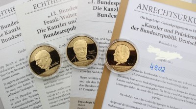 Auktion 370<br>3x Gedenkprägungen ,, Kanzler und Präsidenten'' Kupfer / vergoldet , polierte Platte ,gekapselt mit Zertifikat . [1]