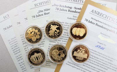 Auktion 370<br>6x Gedenkprägungen ,, 70 Jahre Bundesrepublik Deutschland '' Kupfer / vergoldet , polierte Platte ,gekapselt mit Zertifikat . [1]
