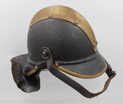 Auktion 370<br>antiker Feuerwehrhelm mit Nackenschutz, Altersspuren [1]