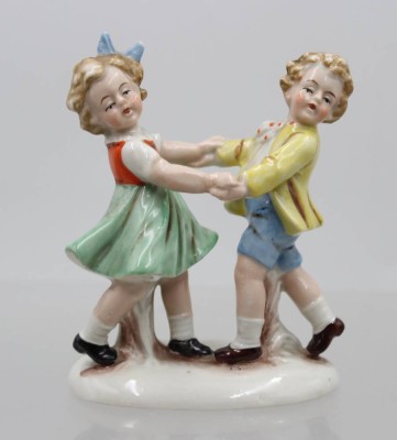 Auktion 370<br>kl. Figurengruppe, tanzendes Kinderpaar, ca. H-11cm, ungemarkt [1]