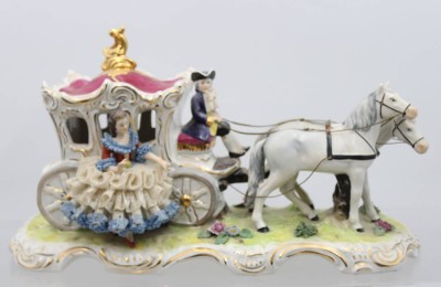 Auktion 370<br>zweispännigen Kutsche im Rokoko-Stil. , Dresden, Spitzenkleid bestossen, ca. H-19cm L-35cm [1]